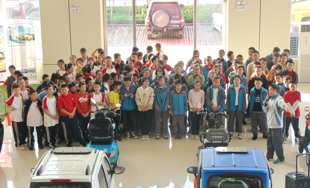 河津市中學師生來大運機車參觀學習